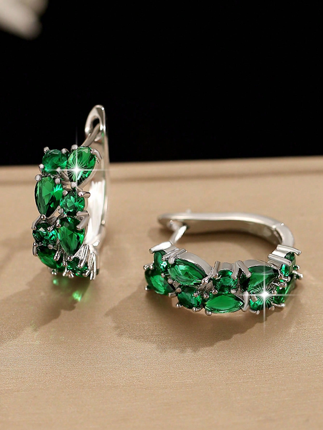 Kolczyki koła ze stali srebrne z zielonymi cyrkoniami (1)