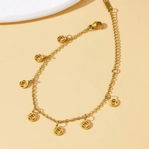 Bransoletka z zawieszkami Koniczynka ze stali nierdzewnej w kolorze złotym