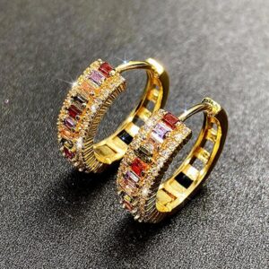 Kolczyki z kolorowymi kamieniami i cyrkoniami w kolorze złotym